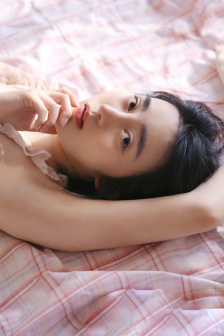 宁荣荣黑色蕾丝抹胸连衣裙